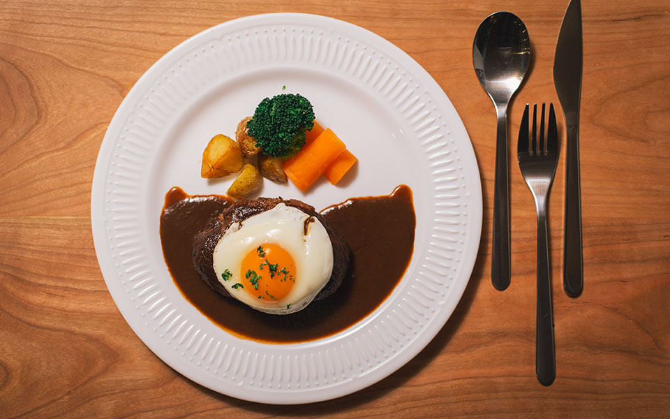 自家製デミグラスソース　国産ハンバーグステーキ　旭養鶏舎の目玉焼きのせ